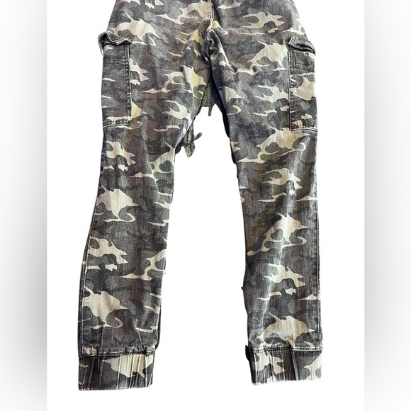 ALMOST FAMOUS
Juniors' Faux Cargo Pocket Joggers Size Small - Picture 13 of 15